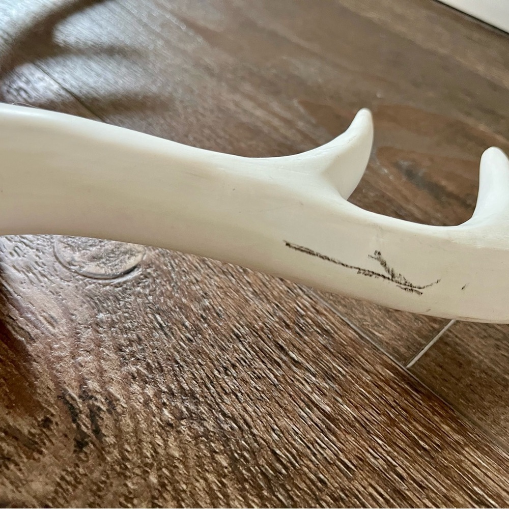 Elegant White Antler Sculpture with Floral Accent fake - Picture 3 of 11